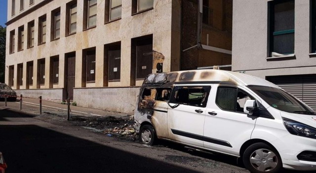 Türkiyenin Stuttgart Başkonsolosluğu aracı kundaklandı