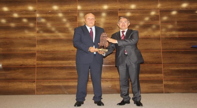 TÜRKSAVdan Başkan Pekmezciye “Türk Dünyasına Hizmet” ödülü