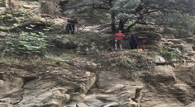 Uçurumda mahsur kalan genci itfaiye ekipleri kurtardı