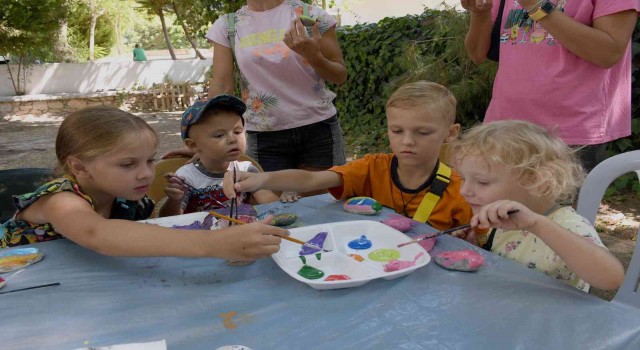 Ukraynalı çocuklar barış için taşları boyadı