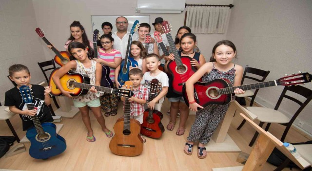 Ukuleleyi de bağlamayı da bu kursta öğrenecekler