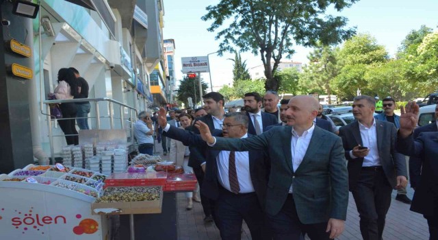 Ulaştırma ve Altyapı Bakanı Adil Karaismailoğlu, Bilecikte esnaf ziyareti yaptı