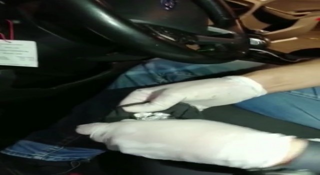 Ümraniyede otomobilden uyuşturucu satışı yapan şahıs yakalandı