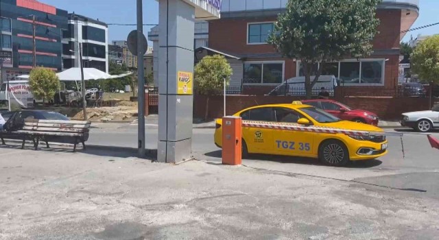 Ümraniyede taksi durağını birbirine kattı: Çay döktü, kafa attı
