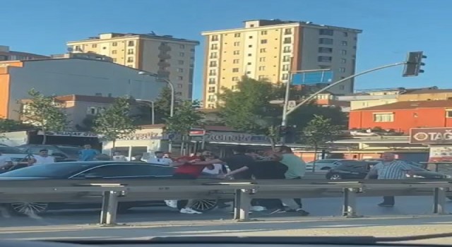 Ümraniyede yol verme kavgasında birbirine girdiler