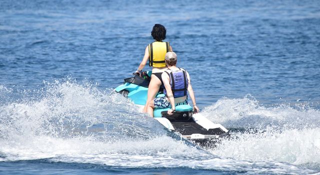 Ünlü Oyuncu Merve Boluğur'dan jet ski şov