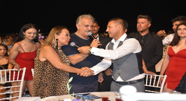 Ünlü sanatçılar lüks konutların pazarlığını sahnede yaptı