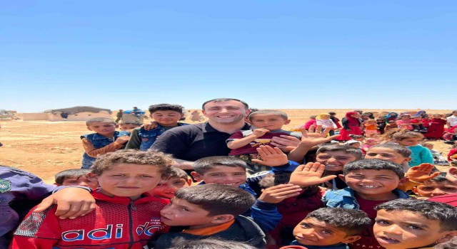 Ünlü şef, Suriyedeki bin çocuğa bayramlık ve yemek dağıttı