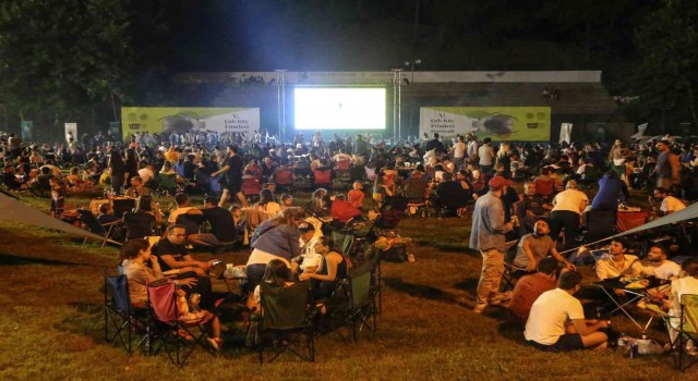 Ünlü yönetmen Ezel Akay: Söylenen, anlatılmak istenen her şey anlaşılır oluyor bu eğlence ve haz sayesinde