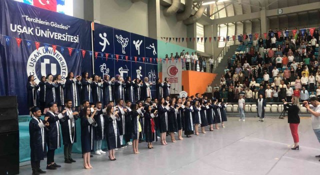 Uşak Üniversitesi öğrencileri, İstiklal Marşını işaret diliyle okuyarak mezun oldu