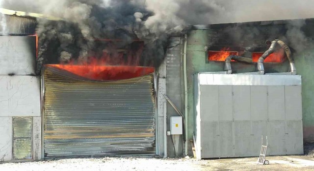 Uşakta tekstil fabrikasında korkutan yangın