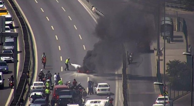 Üsküdarda 15 Temmuz Şehitler Köprüsü girişinde bir motosiklette yangın çıktı. Yol ortasında yanan motosiklete itfaiye ekipleri tarafından müdahale ediliyor.