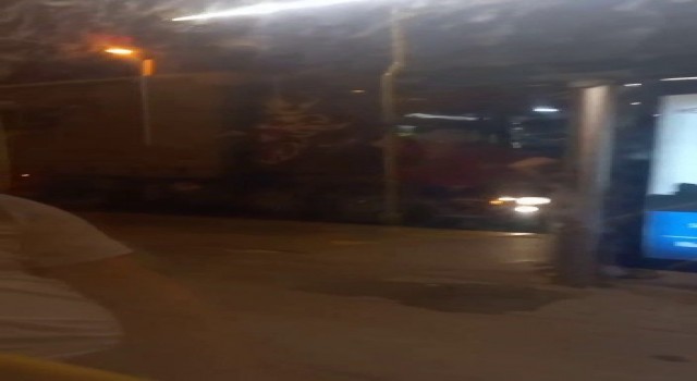Üsküdarda durakta yolcular Metrobüs beklerken Tır geldi