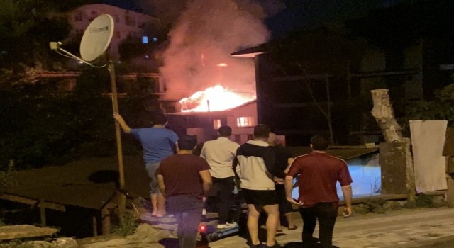 Üsküdarda iki katlı bina alevlere teslim oldu