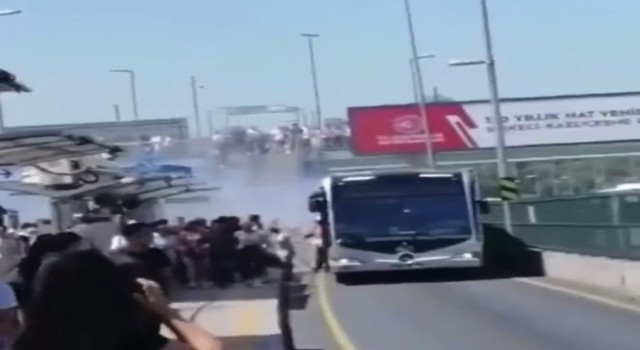 Üsküdarda metrobüsten dumanlar çıktı, panikle yolcular tahliye edildi