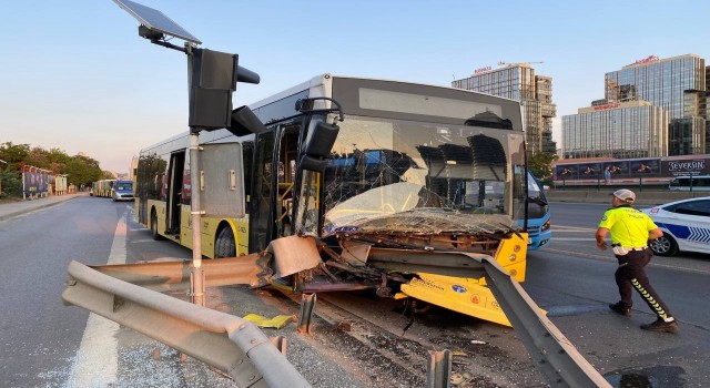 Üsküdarda servis aracının sıkıştırdığı İETT otobüsü bariyerlere ok gibi saplandı