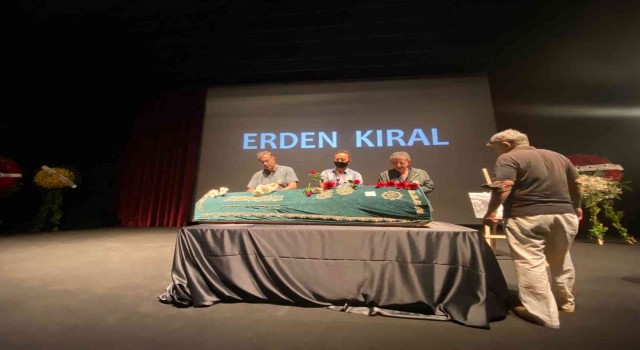 Usta yönetmen Erden Kıral için Beyoğlu Atlas Sinemasında tören düzenlendi