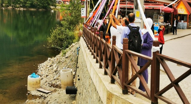 Uzungöl kenarına dökülen moloz yığını kötü görüntü oluşturuyor