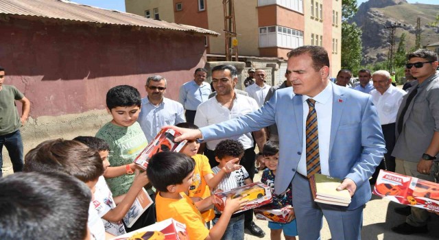 Vali Akbıyık, çocukları okumaya teşvik etmeye devam ediyor