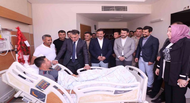 Vali Çağatay operasyonda yaralanan güvenlik korucusunu ziyaret etti