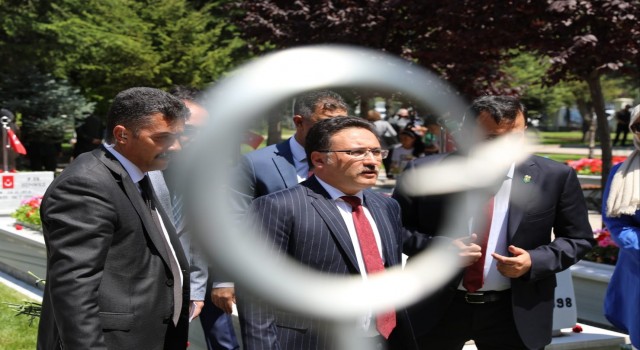 Vali Çiçek, bayram ziyaretlerinde bulundu