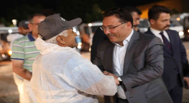 Vali Çiçekten, bayram temizliği yapan işçilere sürpriz