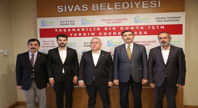 Vali Şimşekten Hayat Ağacı Derneğine kurban bağışı