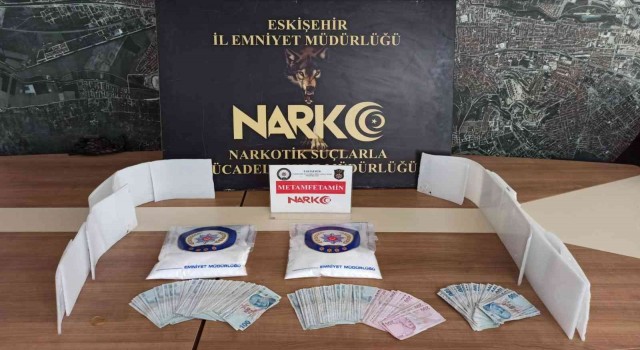 Valizin etrafına saklanan 2,6 kilogram metamfetamin ele geçirildi