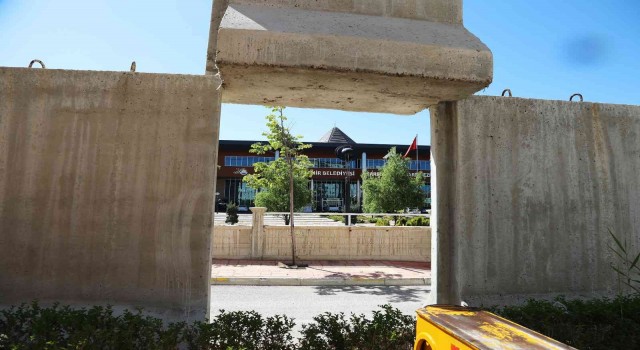 Van Büyükşehir Belediyesinin etrafındaki güvenlik bariyerleri kaldırılıyor