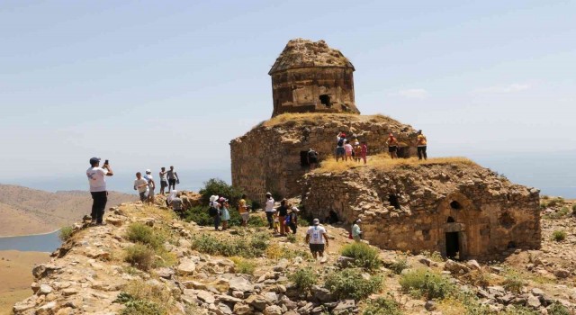 Van Denizi Yüzme Festivali renkli görüntülerle sürüyor