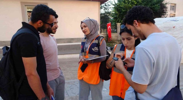 Van depremini yaşayan afetzede kadın gönüllü olarak afetlere karşı vatandaşı bilgilendiriyor