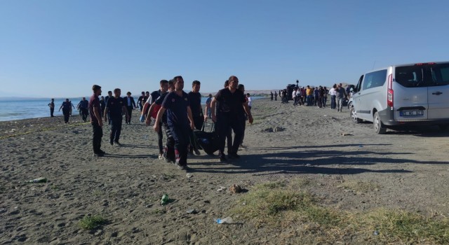 Van Gölüne giren çocuklardan 3ünün cansız bedeni bulundu