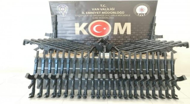 Vanda 150 adet av tüfeği ele geçirildi
