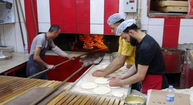 Vanda aşırı sıcaklar fırıncı esnafı ile inşaat işçilerini olumsuz etkiliyor