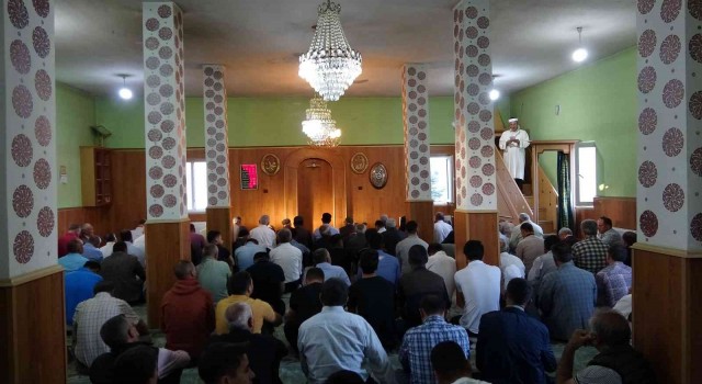 Vanda bayram namazı coşkuyla eda edildi