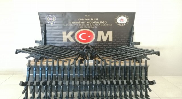 Vanda kaçak sigara, av tüfeği ve tabanca malzemesi ele geçirildi