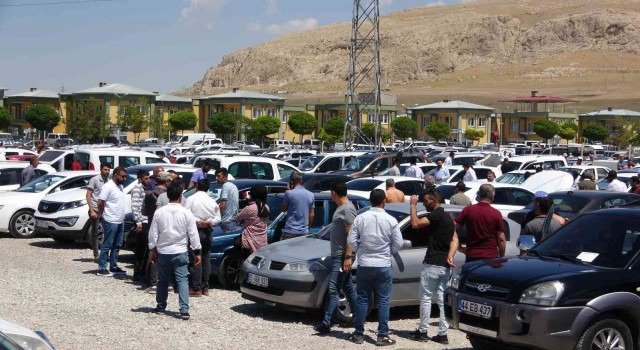 Vanda Kurban Bayramı öncesi açık oto pazarında yoğunluk