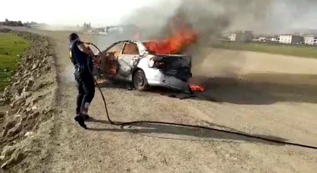 Vanda park halindeki otomobil alev alev yandı