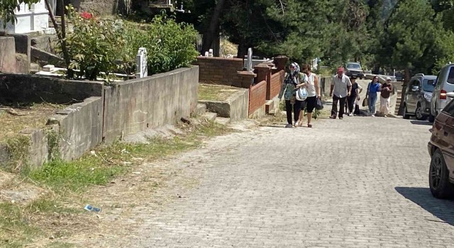 Vatandaşlar Arife Günü mezarlık ziyaretleri gerçekleştirdi