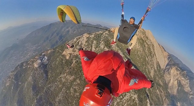 Wingsuit sporcuları Koçak ile Toyun şovu nefesleri kesti