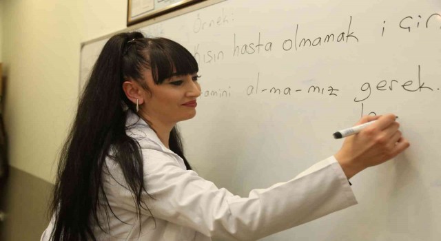 Yabancı gelinler bu kursta Türkçe öğreniyor