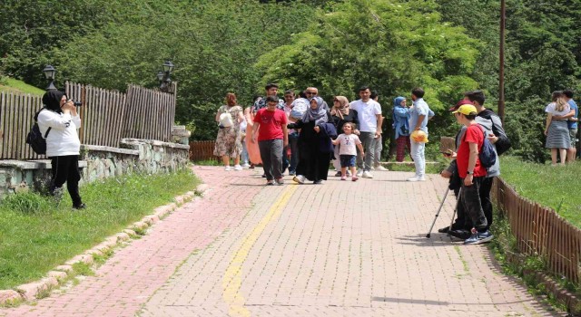 Yağmurlu günlerin ardından tatilciler Gölcük Tabiat Parkına akın etti