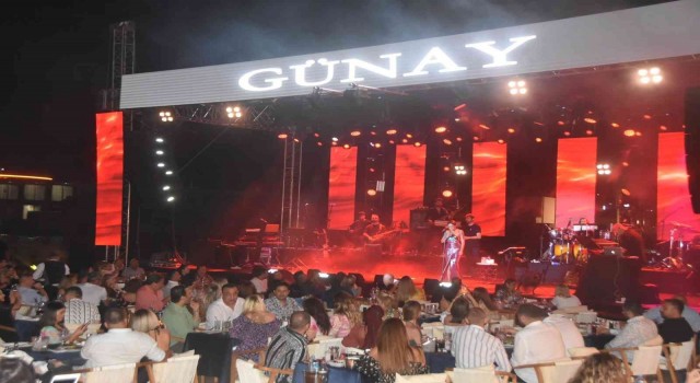 Yalıkavakta Melek Mosso ve Selami Şahin rüzgarı esti