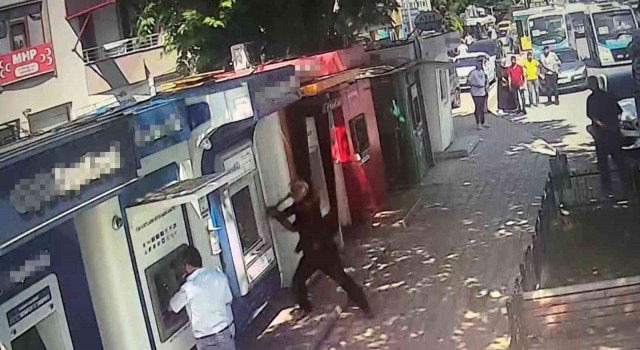 Yalovada ATMlere çekiçle saldırarak paramparça etti
