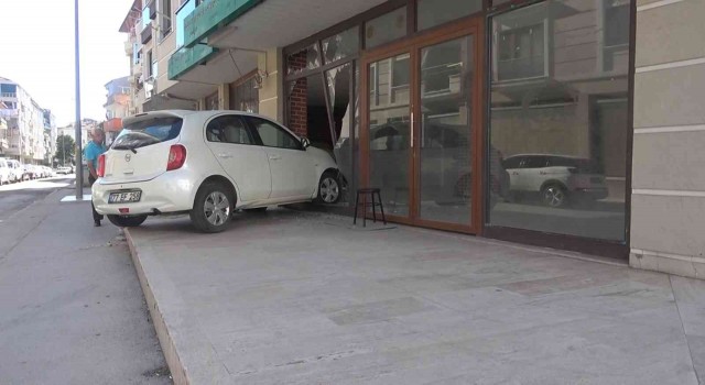 Yalovada kontrolden çıkan otomobil boş dükkana girdi