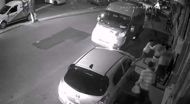 Yan baktın diyerek bir gence saldırdılar: O anlar kameraya yansıdı