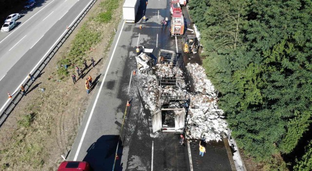 Yanan tırın içinde yaşamını yitiren sürücünün cansız bedeni yaklaşık 2 saat sonra çıkarıldı