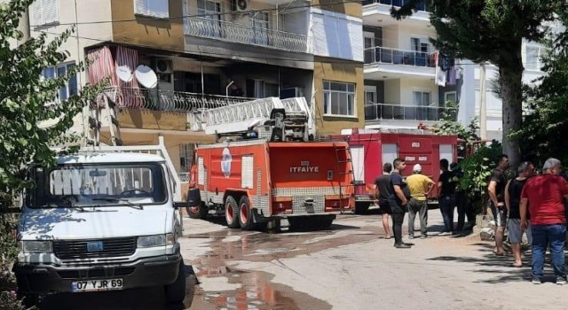 Yangında mahsur kalan 3 çocuk itfaiye ekipleri tarafından kurtarıldı