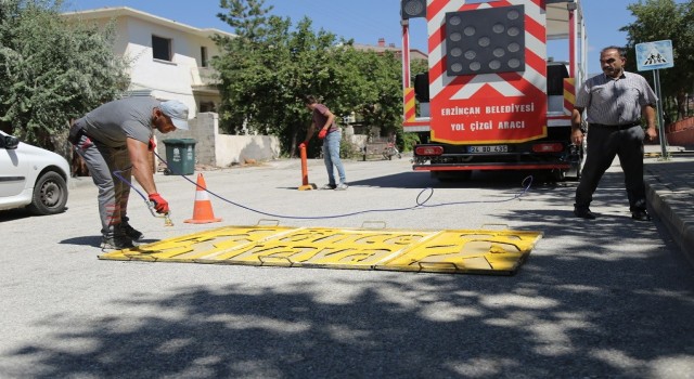 Yaya geçidi çizgileri boyanıyor