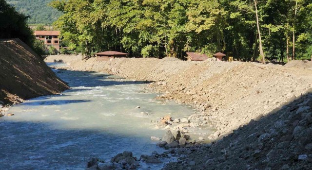 Yenicede sel sonrası yenileme çalışmaları devam ediyor